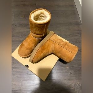 UGG Women’s Classic Short II / Size 8 / Chestnut